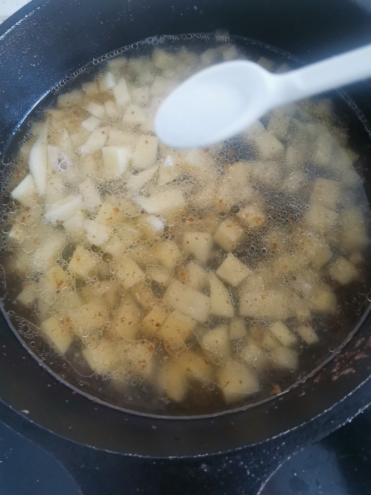 土豆泥生菜农家打包饭,土豆清水下锅，不用炝锅，加入水，盐，熟油，盖盖子炖熟