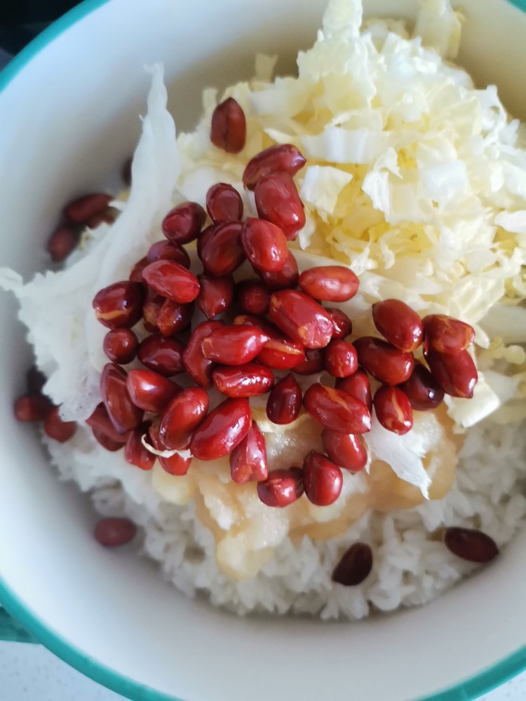 土豆泥生菜农家打包饭,加入花生米