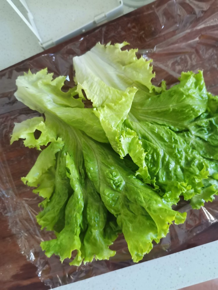 土豆泥生菜农家打包饭,铺一张保鲜膜，上面放<a style='color:red;display:inline-block;' href='/shicai/ 121'>生菜</a>叶