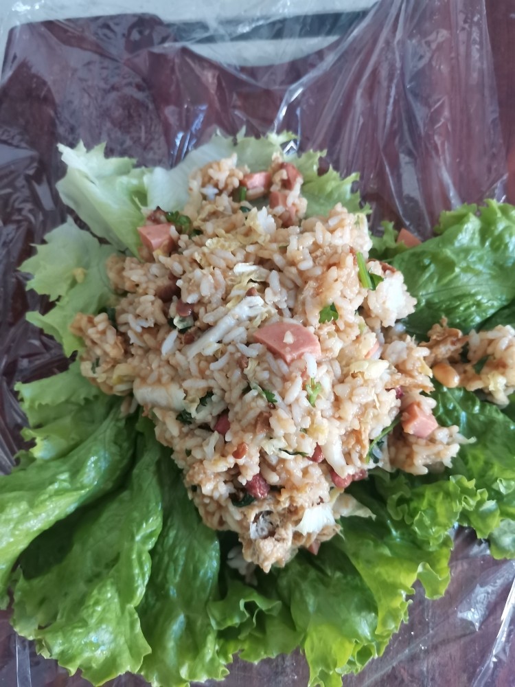 土豆泥生菜农家打包饭,放入拌好的米饭
