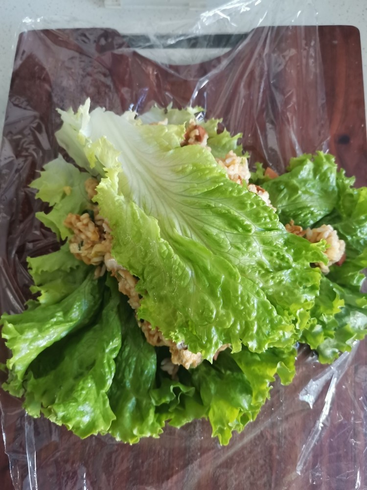 土豆泥生菜农家打包饭,上面在放一片生菜