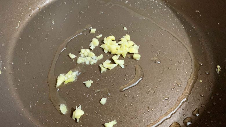 西红柿鸡蛋拌面,原锅倒入少许食用油烧热,放入蒜末爆香