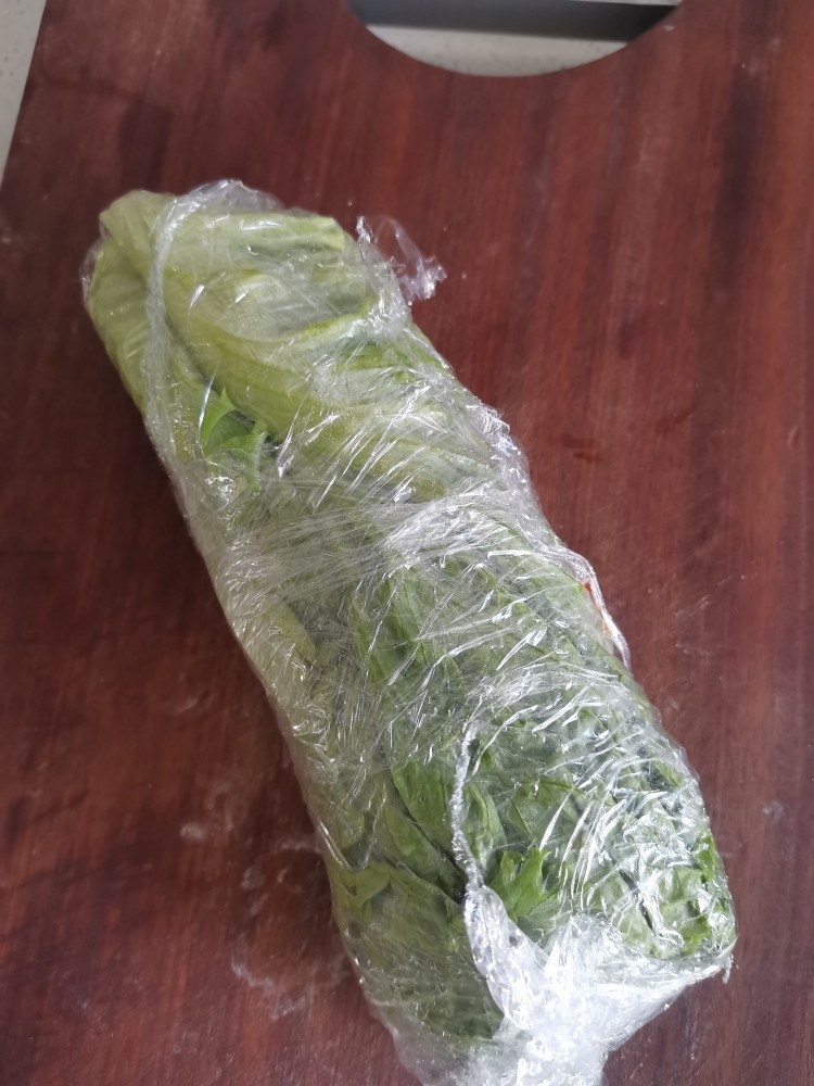 土豆泥生菜农家打包饭,从一侧卷起