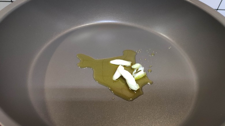西红柿面疙瘩,油热,加入葱花,炒香