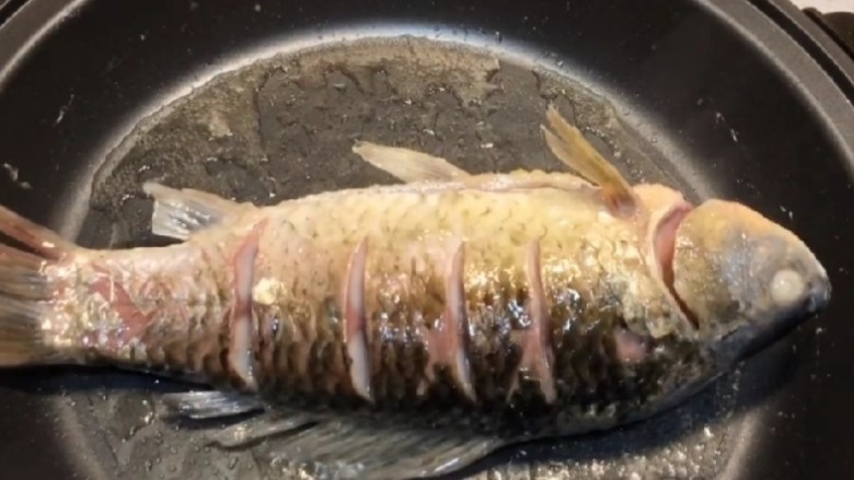 红烧鱼,一面煎的差不多的时候放另一面煎至熟嫩,注意煎鱼的时候一定要注重火候哦,不然鱼肉容易煎老了这样鱼肉不鲜美不美味