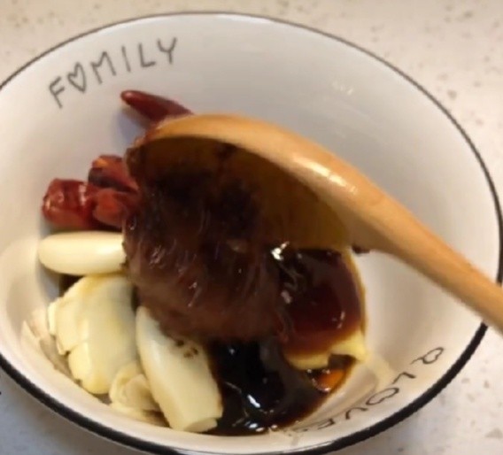红烧鱼,在放半勺的豆瓣酱,豆瓣酱是每一味菜的好配料个人做菜比较喜欢放豆瓣酱因为放入豆瓣酱的菜肴比较美味