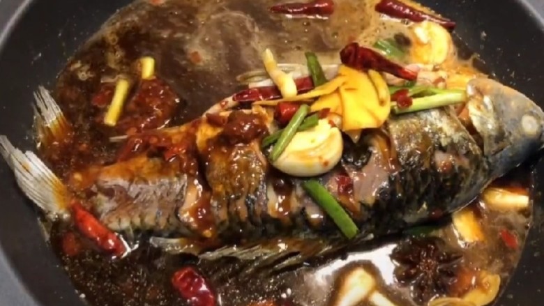红烧鱼,然后把准备好的酱汁均匀的倒入锅中鱼的全身,这样方便鱼肉更鲜鱼也更入味