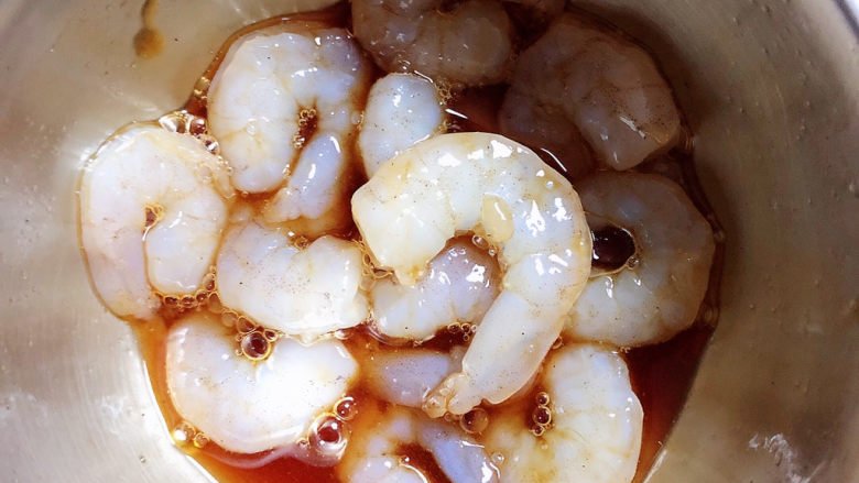 干贝海鲜粥,虾仁中放入料酒、蚝油、生抽、白胡椒粉,搅拌均匀腌制10分钟。