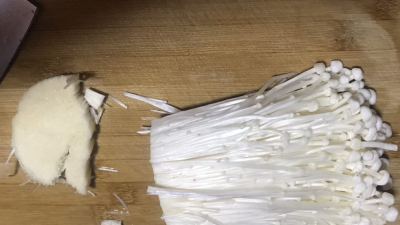 蚝油金针菇,把尾部去掉