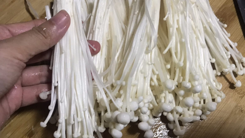 蚝油金针菇,把他撕成小扎