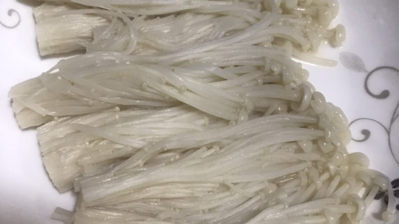 蚝油金针菇,捞起放碟子里备用