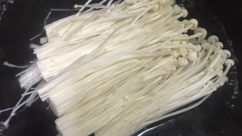 蚝油金针菇,放入金针菇