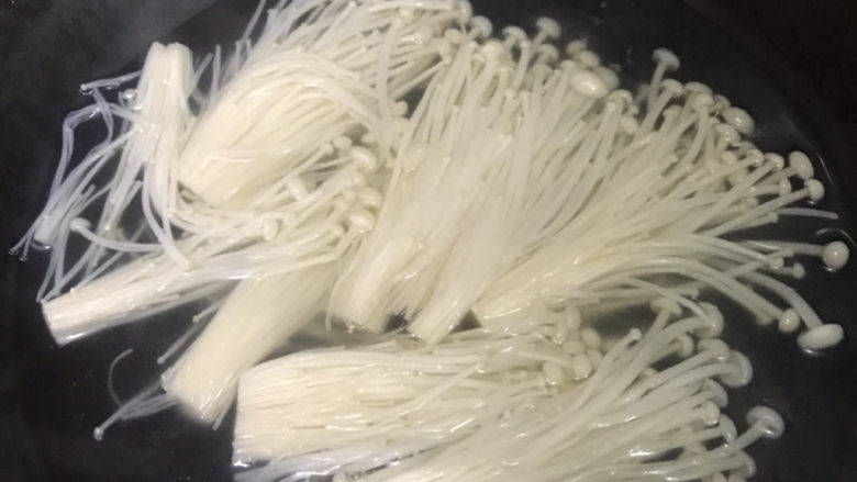 蚝油金针菇,煮3分钟,等金针菇熟了