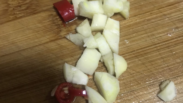 蚝油金针菇,准备1粒<a style='color:red;display:inline-block;' href='/shicai/ 2794'>大蒜</a>和半根<a style='color:red;display:inline-block;' href='/shicai/ 62'>辣椒</a>切丁