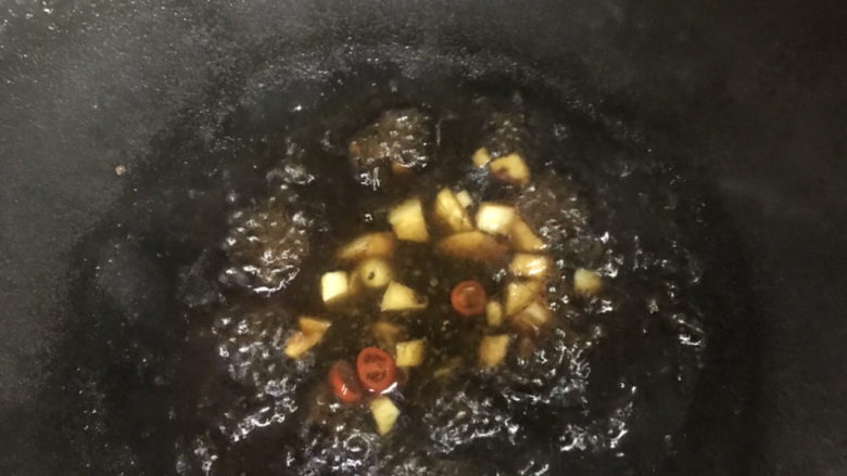 蚝油金针菇,倒入调好的酱汁,加5汤勺量的水,煮沸