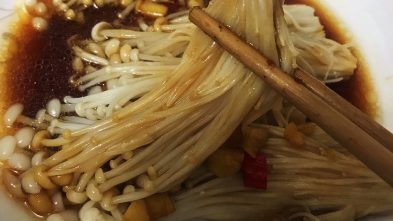 蚝油金针菇,滑滑的,很有菇类独特的鲜甜