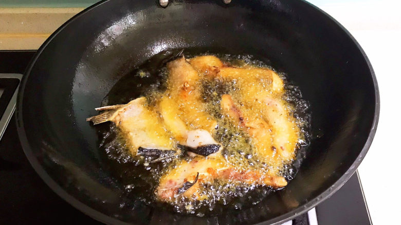 炸鱼块,油温6分热的时候加入鱼块,中火炸制