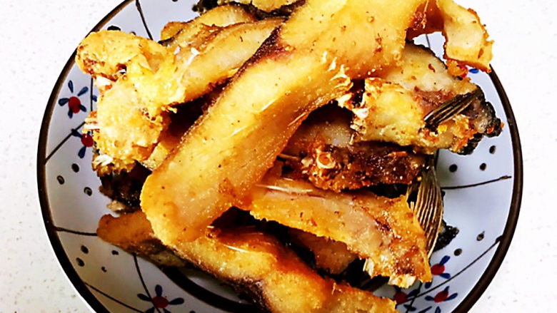 炸鱼块,炸鱼块外焦里嫩,口感独特,是一道可以当做零食吃的菜品~