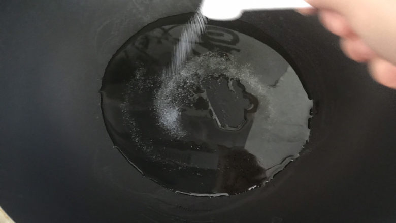 红烧鱼,起锅热油,放入适量的盐,晃动锅使盐分布均匀