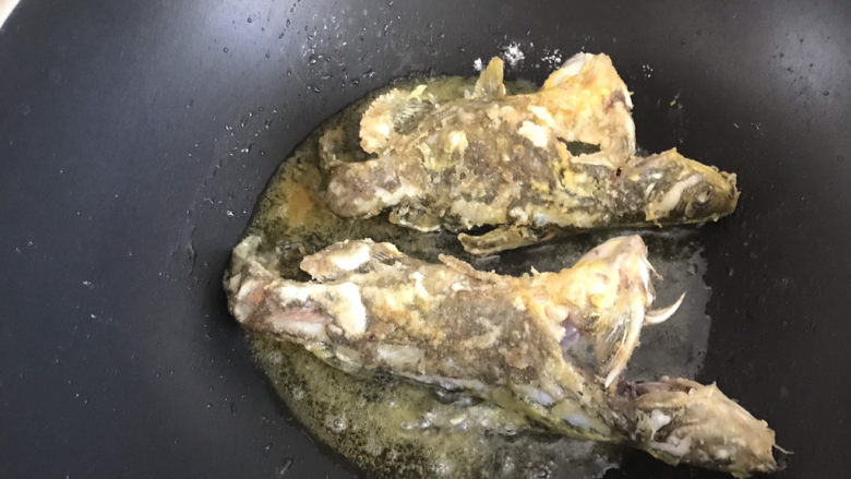 红烧鱼,翻过来煎另外一面,煎至两面金黄色