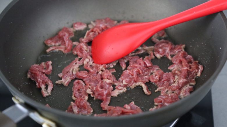 小炒黄牛肉,锅里烧热油,下牛肉大火滑炒