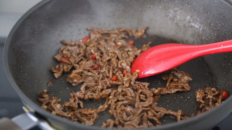 小炒黄牛肉,加一点酱油翻炒上色