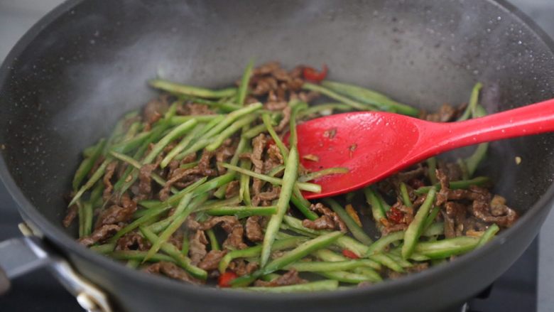 小炒黄牛肉,翻炒至青椒断生