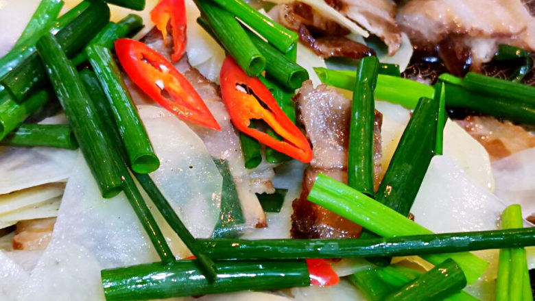 腊肉土豆片,拌匀,再加入葱与红椒