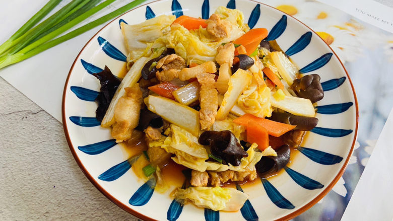 白菜炒肉片,白菜炒<a style='color:red;display:inline-block;' href='/shicai/ 5301'>肉片</a>荤素搭配,营养丰富!