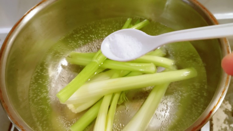 蚝油金针菇,<a style='color:red;display:inline-block;' href='/shicai/ 125'>芹菜</a>放入开水中汆烫,水中加入盐和几滴食用油。