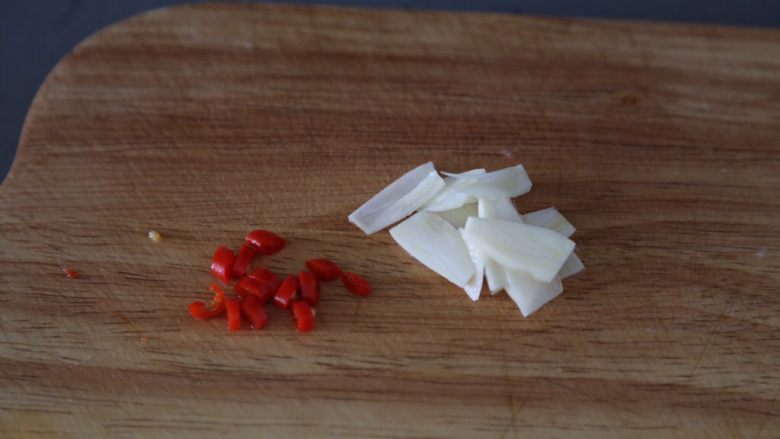 白菜炒肉片,蒜切片,小米辣切丁