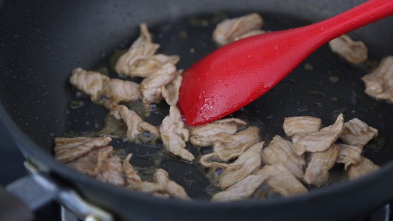 白菜炒肉片,锅里烧热油,下肉片滑炒至变色