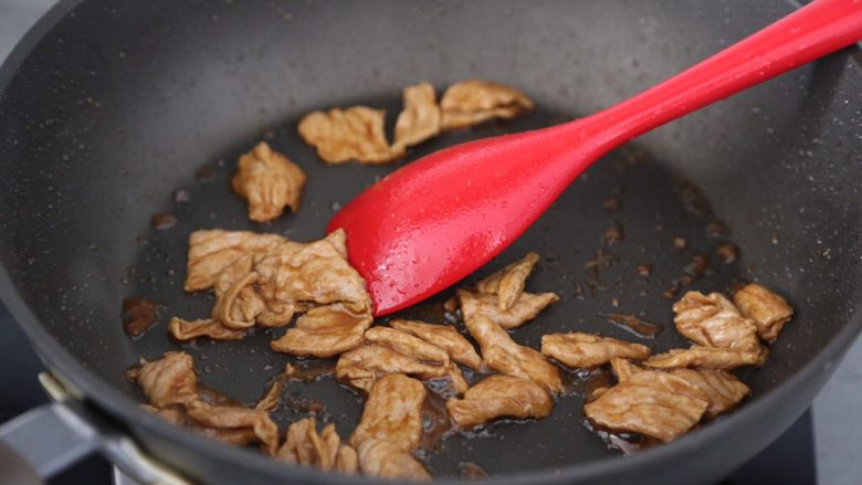 白菜炒肉片,加入酱油翻炒上色