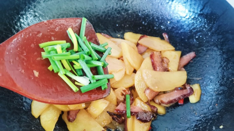 腊肉土豆片,大火收汁加入少许<a style='color:red;display:inline-block;' href='/shicai/ 756'>鸡精</a>,散上葱花出锅