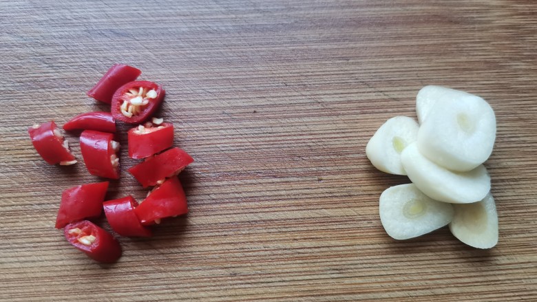 腊肉土豆片,蒜切片,小米辣切小圈