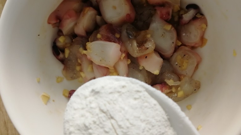 海鲜蛋饼,腌制的海鲜里加一勺面粉,拌匀。
