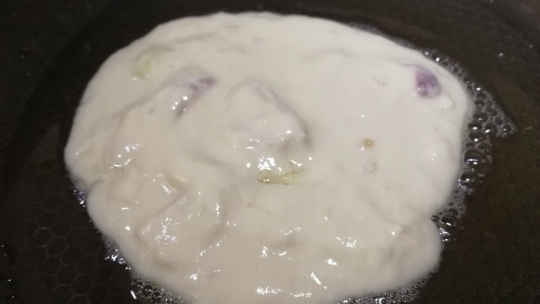 海鲜蛋饼,平底锅倒入适量油,中小火舀一大勺面糊,摊平。