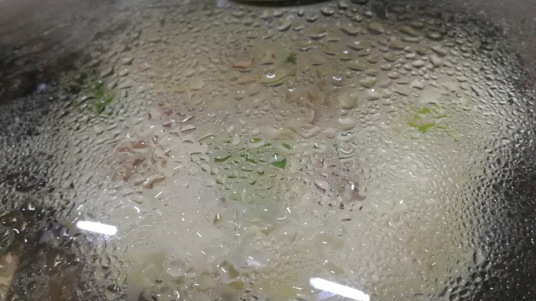 海鲜蛋饼,盖上盖子,中小火慢煎。大约煎3分钟。