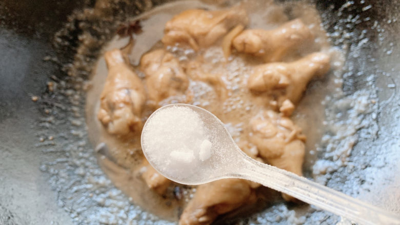 可乐鸡翅根,如果可乐加的稍微多了一些,糖的味道太过重的话,可加适量盐进行综合。