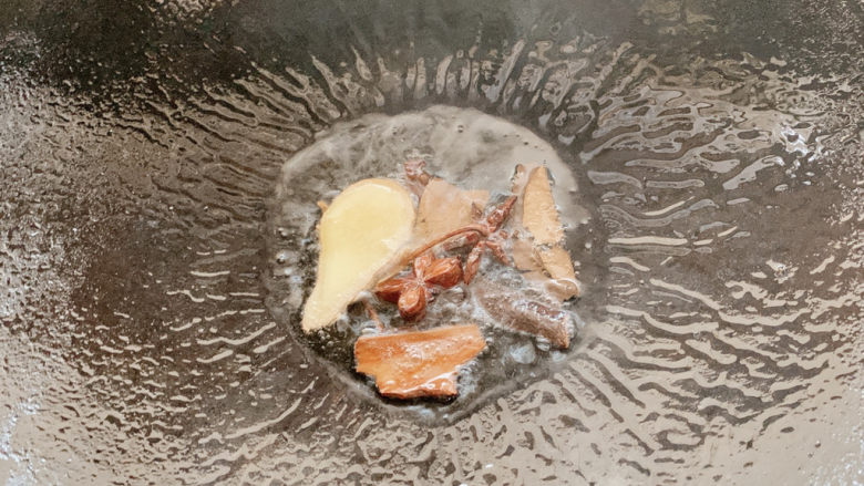 可乐鸡翅根,将以上食材,加入热油锅中,爆炒出香味。