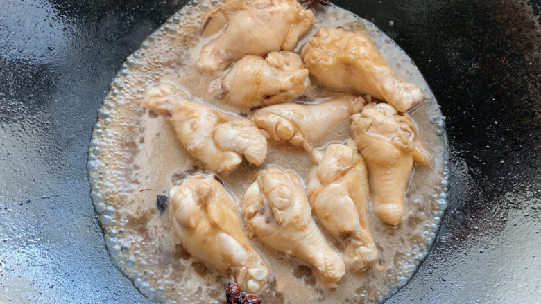 可乐鸡翅根,大火不断加热,让酱汁不断的沸腾并烧入鸡翅根中。