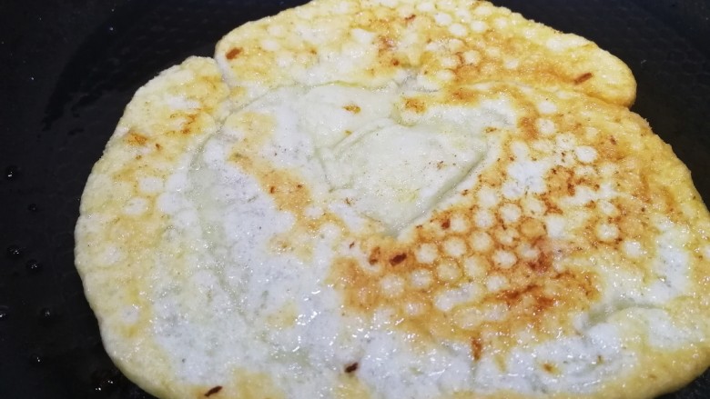 海鲜蛋饼,煎至底部焦黄,中小火翻面再煎1分钟。