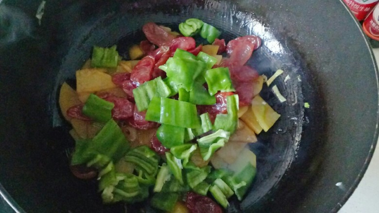 腊肉土豆片,加入青椒翻炒出青椒味即可