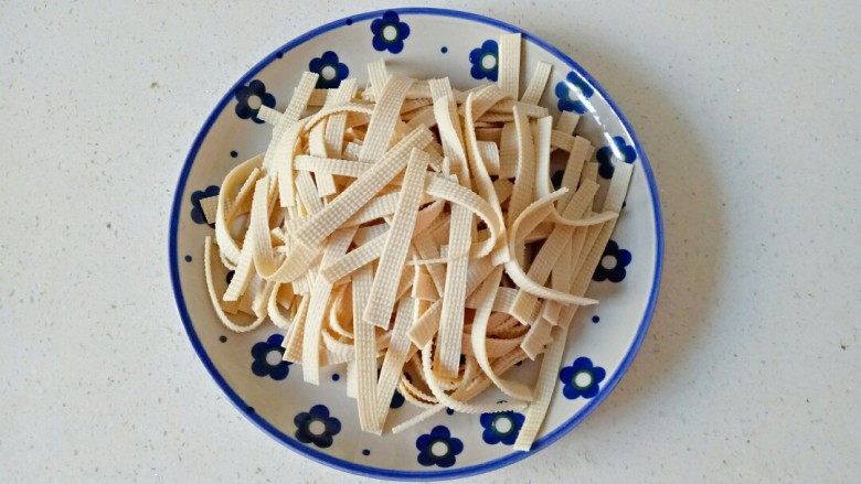 蚝油金针菇,<a style='color:red;display:inline-block;' href='/shicai/ 4199'>豆腐皮</a>冲洗一下,切成豆腐条