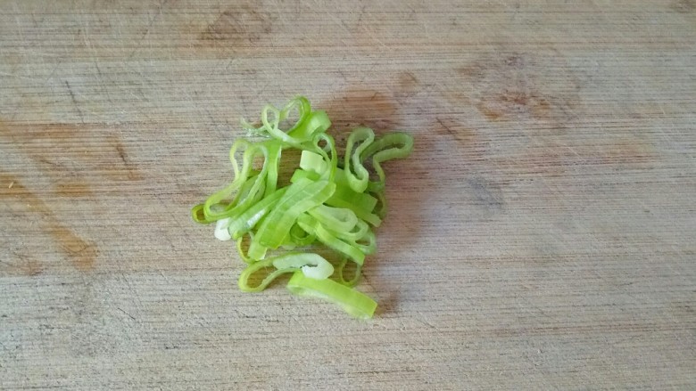 蚝油金针菇,小葱切碎,姜切丝