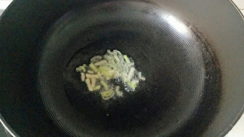 蚝油金针菇,炒锅中加入适量花生油烧热,放入葱花,姜丝煸炒出香味