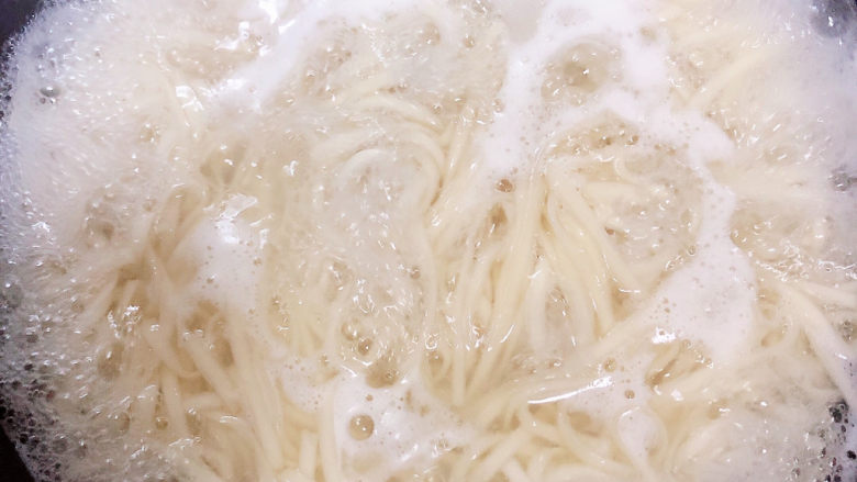 西红柿鸡蛋拌面,锅中倒入水,烧开锅煮<a style='color:red;display:inline-block;' href='/shicai/ 526'>面条</a>。