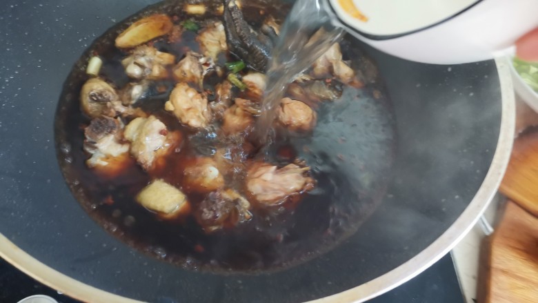 生炒鸡,加入没过鸡块的清水,盖好盖子大火炖