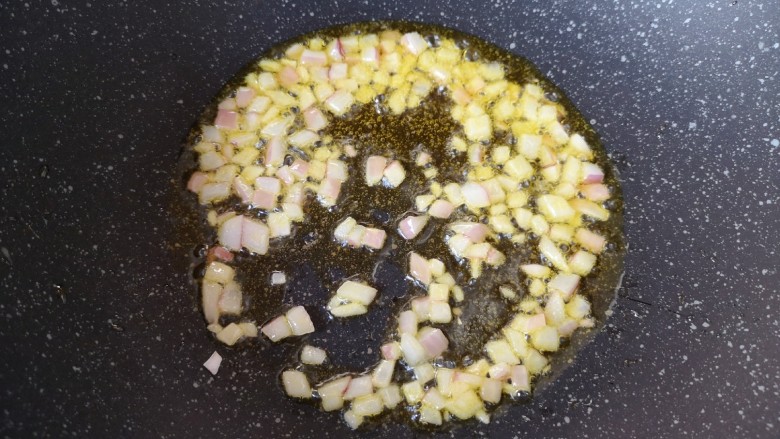 西红柿面疙瘩,炒锅内倒适量的食用油烧热,下入洋葱碎炒香。