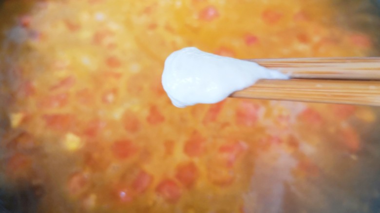 西红柿面疙瘩,加入开水烧开,转中火保持锅里的汤一直是开的状态,用筷子夹起一个小面疙瘩下入锅里,一直到将面糊夹完。